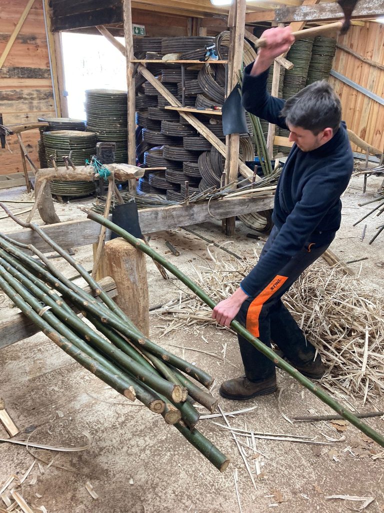 Tonnellerie-Rousseau-feuillard-cercle-tonneau-bois-artisanat